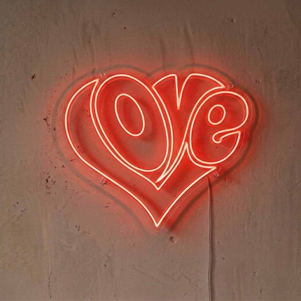 Kalp İçinde LOVE Yazılı Tasarımlı Neon LED Tabela